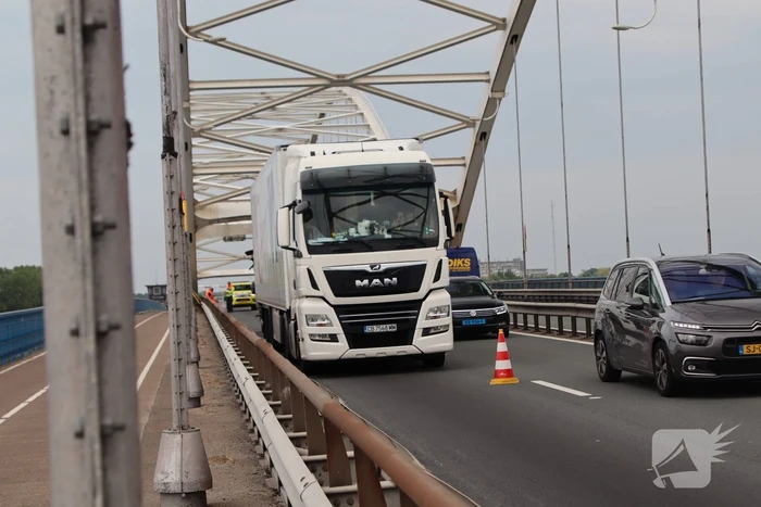 Lange files door pechgeval op Merwedebrug