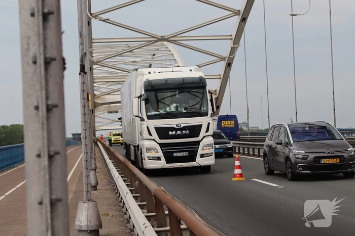 Lange files door pechgeval op Merwedebrug