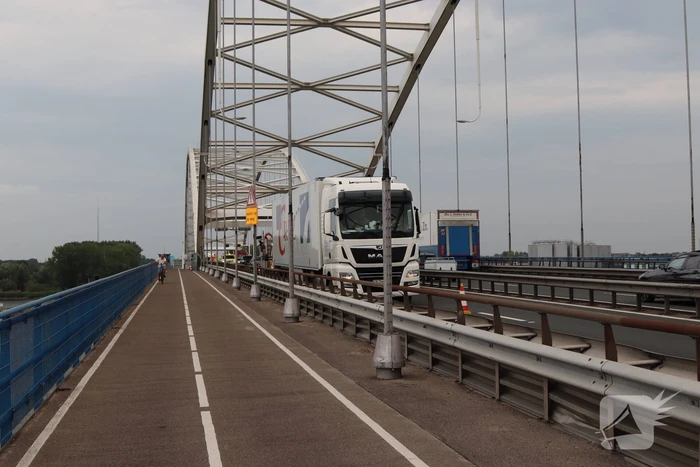 Lange files door pechgeval op Merwedebrug