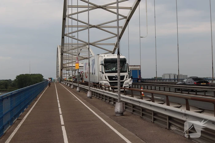 Lange files door pechgeval op Merwedebrug