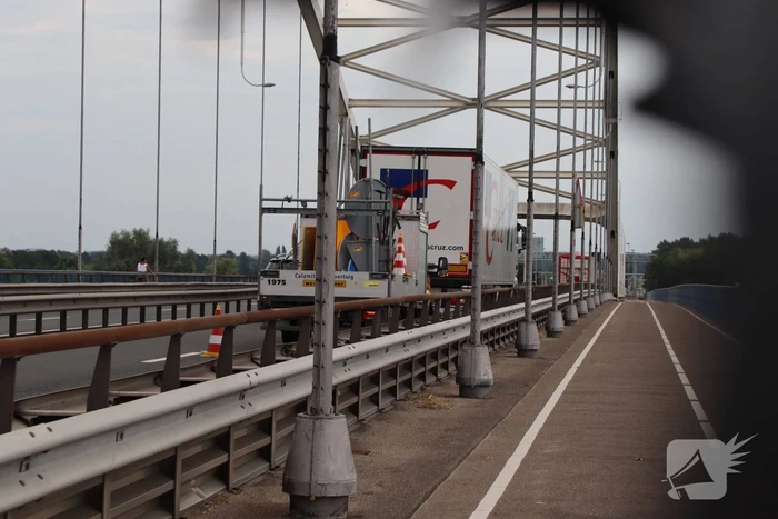 Lange files door pechgeval op Merwedebrug
