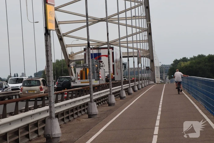 Lange files door pechgeval op Merwedebrug