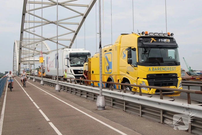 Lange files door pechgeval op Merwedebrug