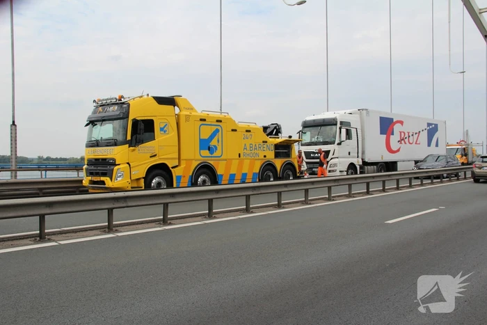 Lange files door pechgeval op Merwedebrug