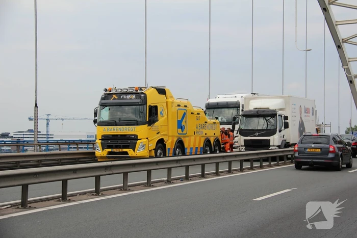 Lange files door pechgeval op Merwedebrug