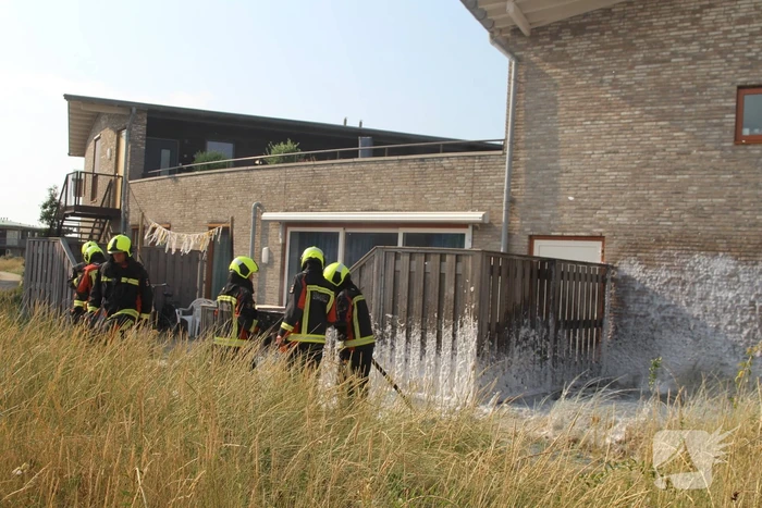 Schutting van woning vat vlam