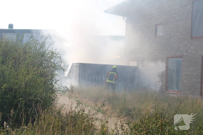 Schutting van woning vat vlam