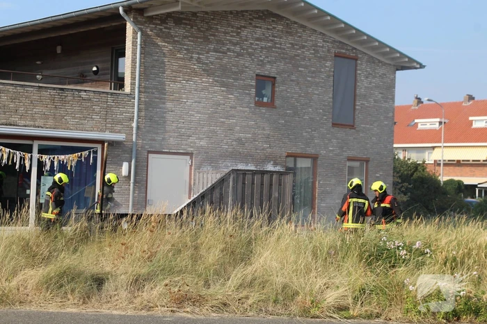 Schutting van woning vat vlam