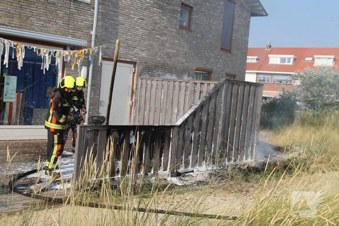 Schutting van woning vat vlam
