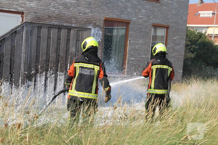 Schutting van woning vat vlam