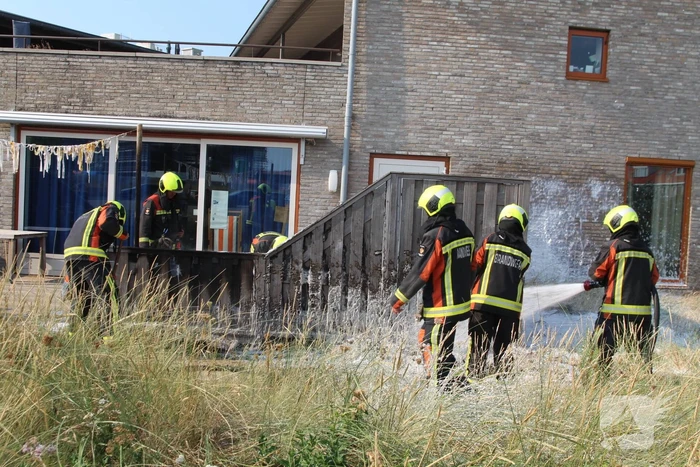 Schutting van woning vat vlam
