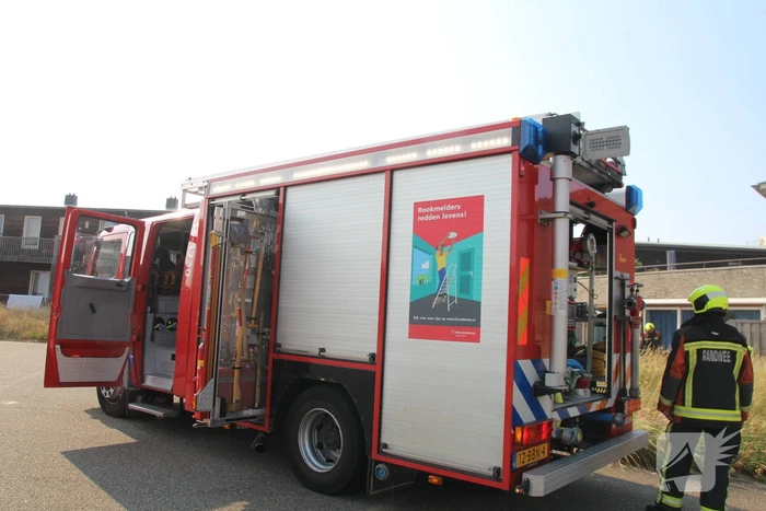 Schutting van woning vat vlam