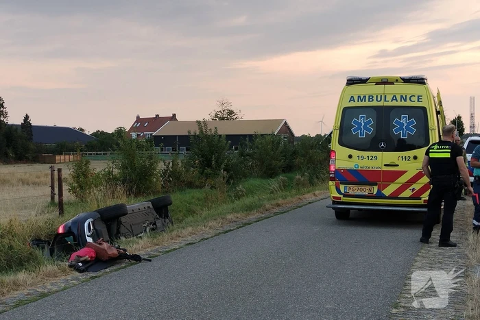 Auto belandt in greppel bij eenzijdig ongeval