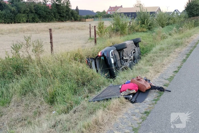Auto belandt in greppel bij eenzijdig ongeval