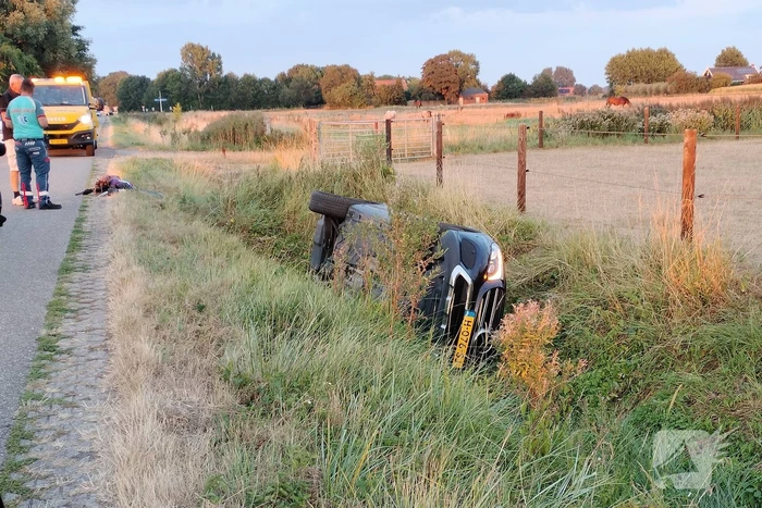 Auto belandt in greppel bij eenzijdig ongeval