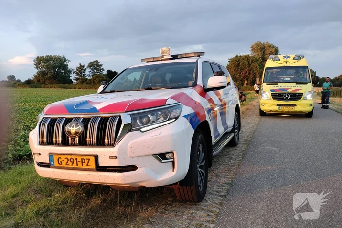 Auto belandt in greppel bij eenzijdig ongeval