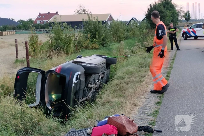 Auto belandt in greppel bij eenzijdig ongeval