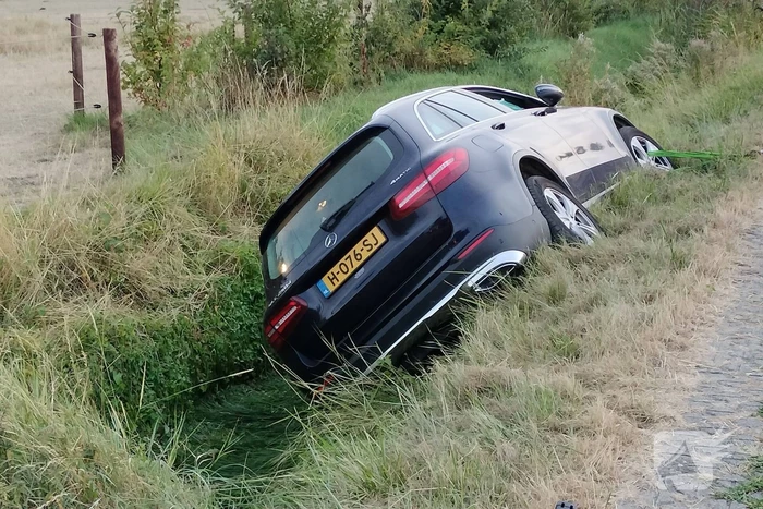 Auto belandt in greppel bij eenzijdig ongeval