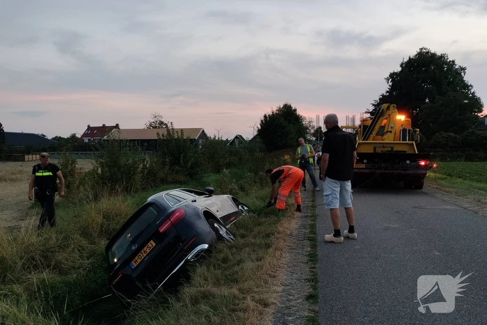 Auto belandt in greppel bij eenzijdig ongeval