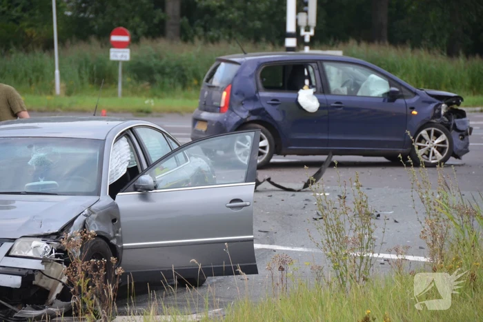 Gewonde en flinke schade na botsing op kruising