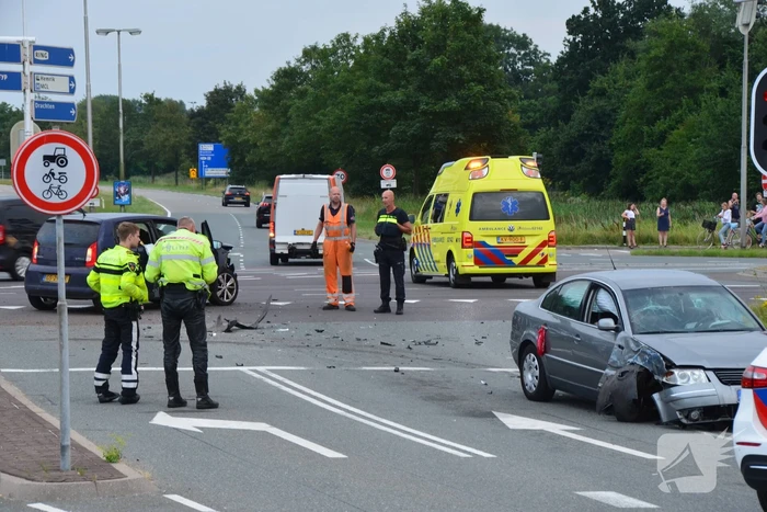 Gewonde en flinke schade na botsing op kruising