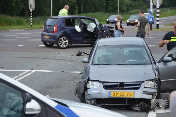 Gewonde en flinke schade na botsing op kruising