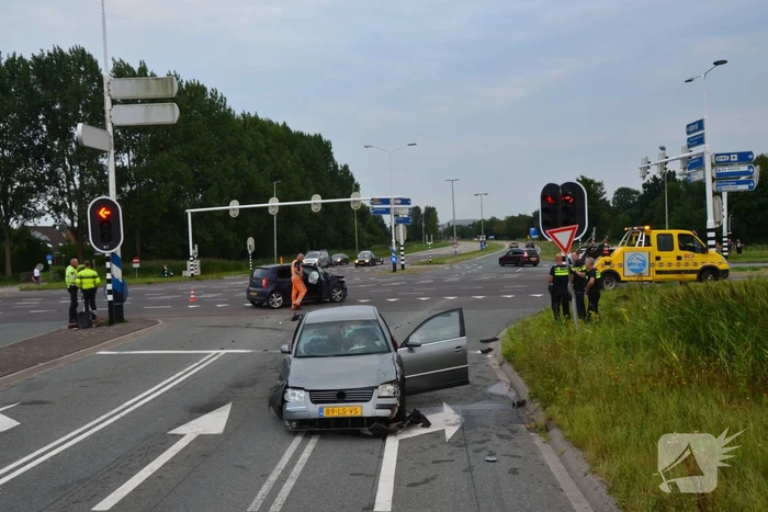 Gewonde en flinke schade na botsing op kruising