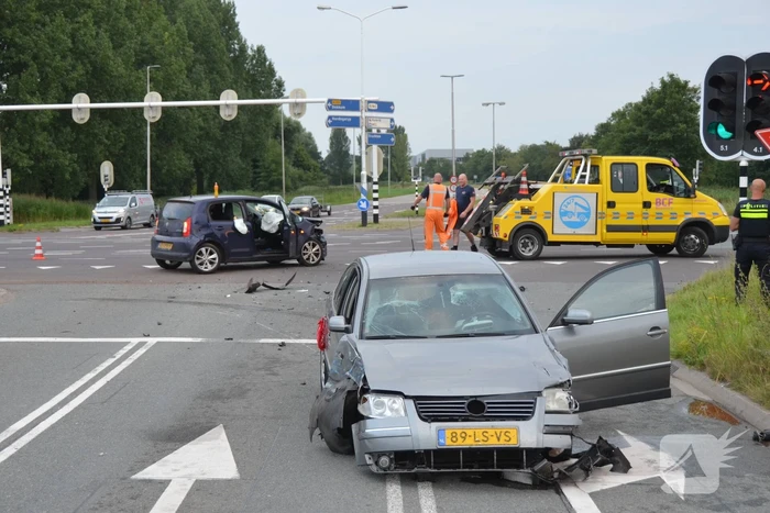 Gewonde en flinke schade na botsing op kruising