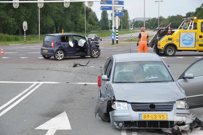 Gewonde en flinke schade na botsing op kruising
