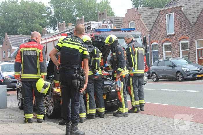 Brand in auto blijkt lek in koelvloeistoftank