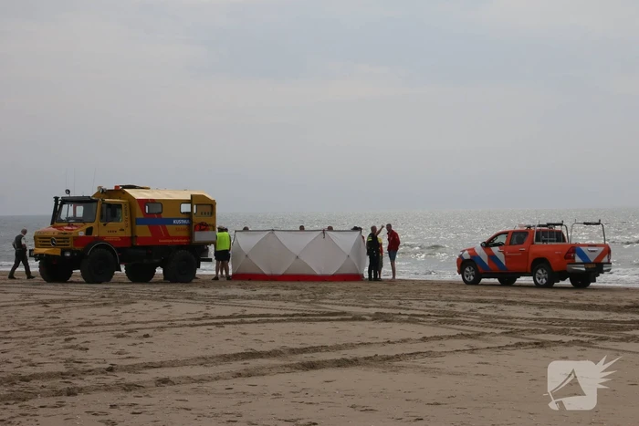 Persoon overleden bij incident op strand