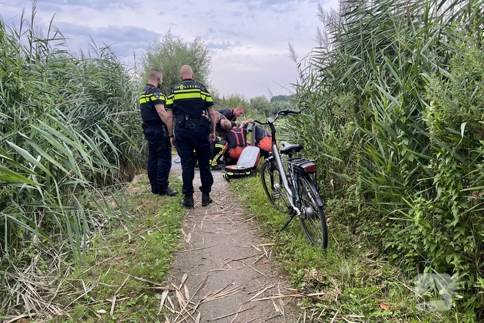 Brandweer redt kind uit veerooster
