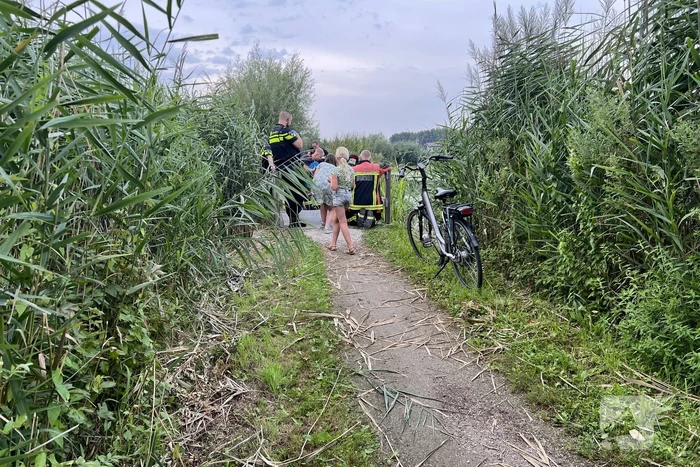 Brandweer redt kind uit veerooster