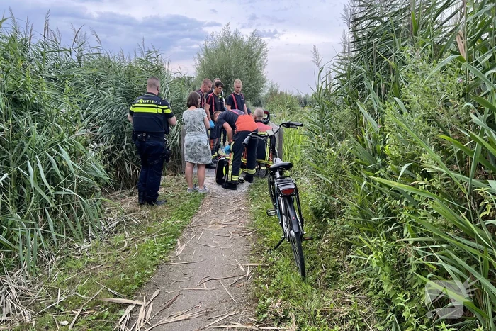 Brandweer redt kind uit veerooster