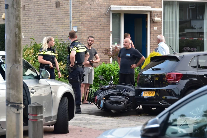 Ongeval tussen snorscooter en twee personenauto's