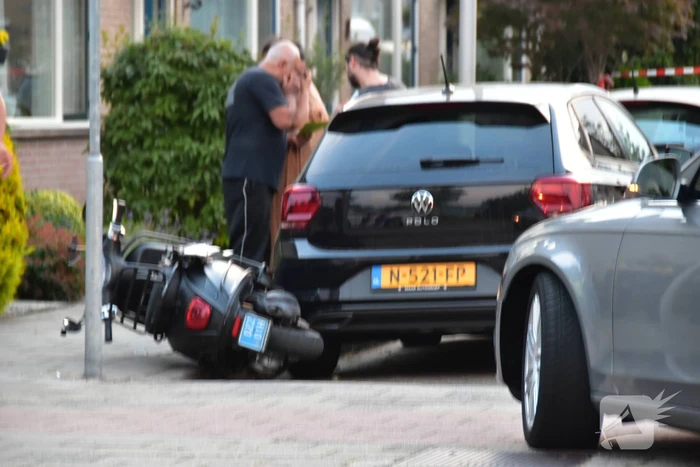 Ongeval tussen snorscooter en twee personenauto's