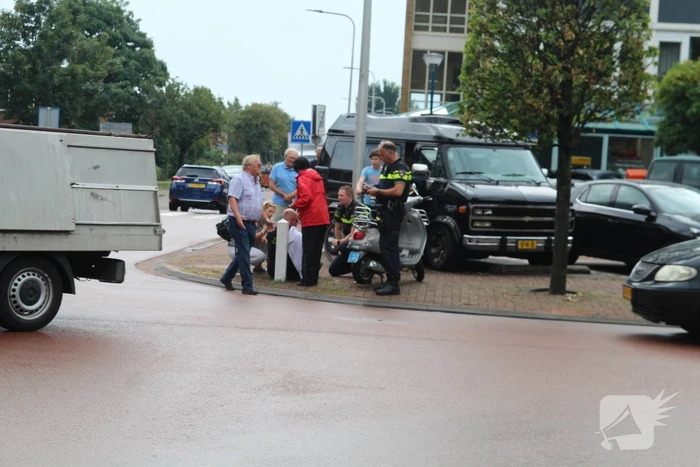 Scooterrijder gaat onderuit op spekglad wegdek