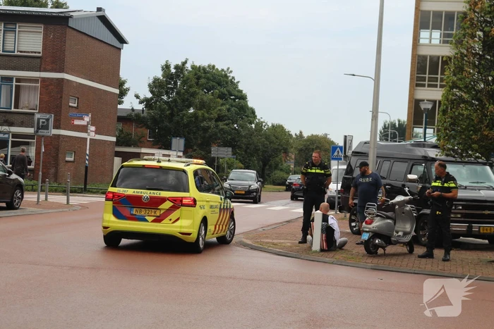 Scooterrijder gaat onderuit op spekglad wegdek