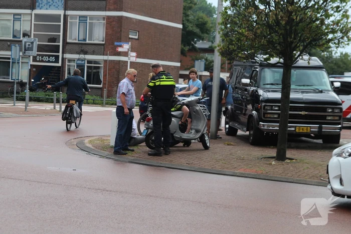 Scooterrijder gaat onderuit op spekglad wegdek