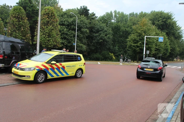 Scooterrijder gaat onderuit op spekglad wegdek