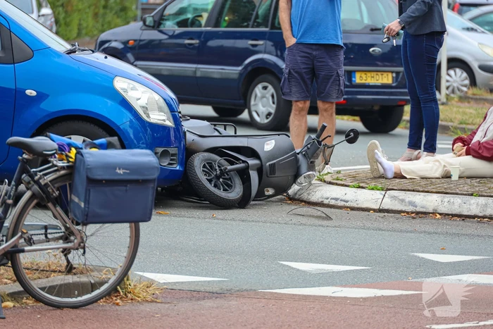 Jonge scooterrijdster geschept door auto