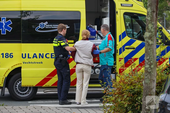 Jonge scooterrijdster geschept door auto