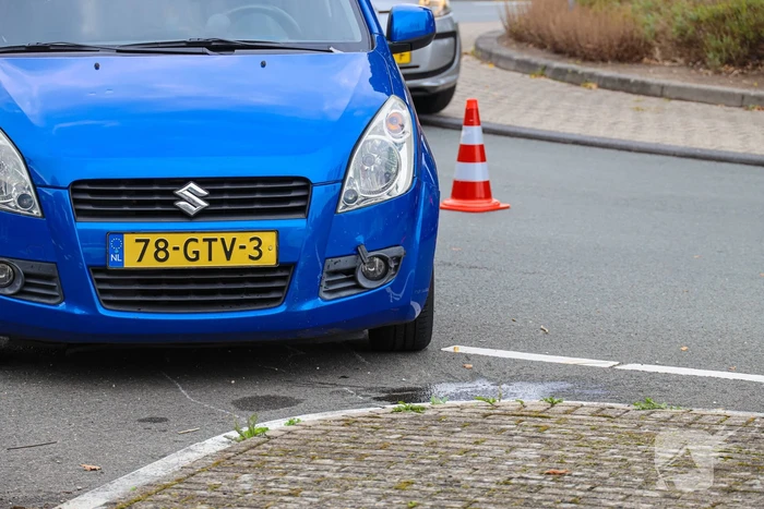 Jonge scooterrijdster geschept door auto