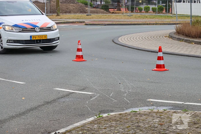 Jonge scooterrijdster geschept door auto