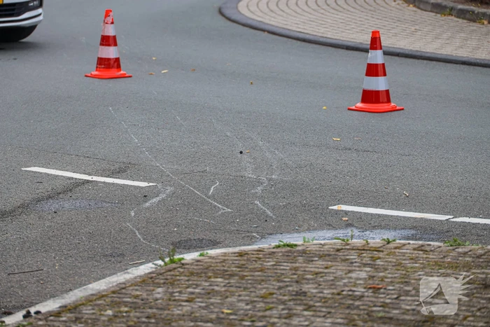 Jonge scooterrijdster geschept door auto