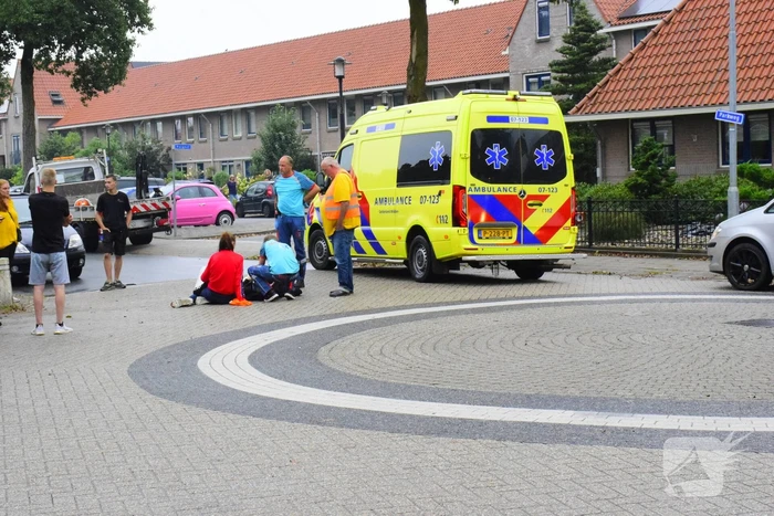 Vrouw op scooter gaat onderuit vanwege zomergladheid