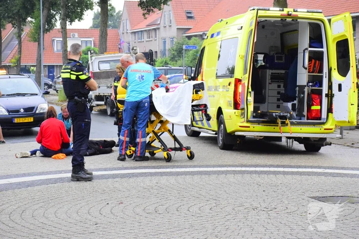 Vrouw op scooter gaat onderuit vanwege zomergladheid