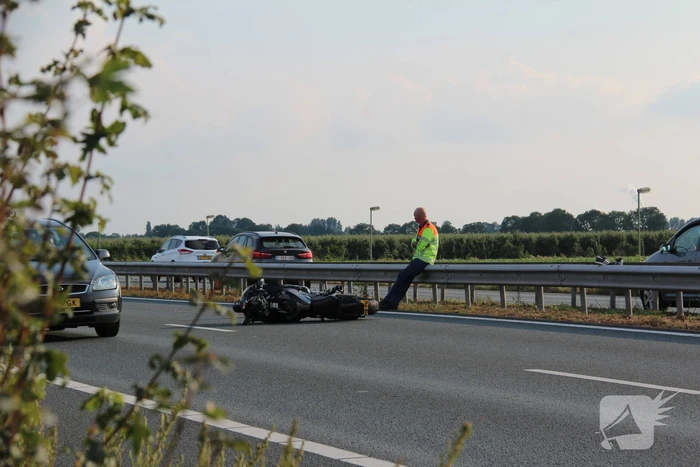 Lange file na verkeersongeval op snelweg