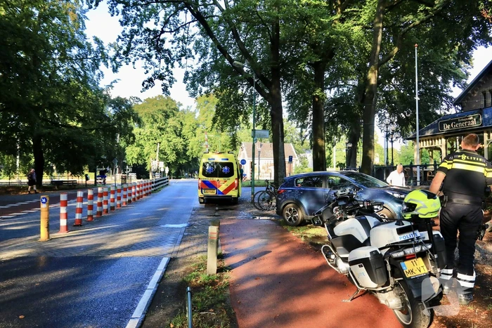 Automobilist klapt op paal voor Eethuys-Café De Generaal