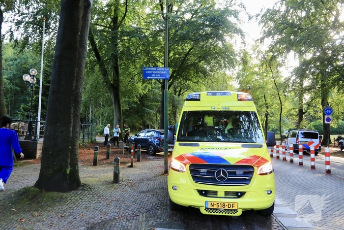 Automobilist klapt op paal voor Eethuys-Café De Generaal